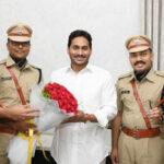 CM Jagan : సీఎం జగన్‌ను కలిసిన యువ ఐపీఎస్ ఆఫీసర్లు..