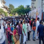 Krishna In Padmalaya Studio : కృష్ణను కడసారి చూసి కన్నీరు పెడుతున్న అభిమానులు..