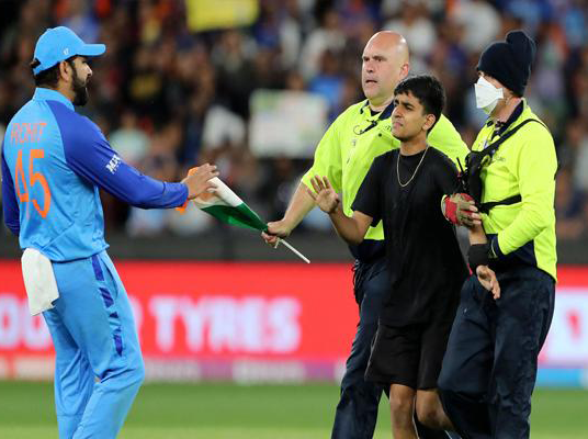 Rohit Fan: గీత దాటిన అభిమానం.. రూ.6.5 లక్షల జరిమానా..
