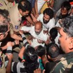 Bandi Sanjay : మునుగోడు వెళ్లకుండా బండి సంజయ్‌ అడ్డగింత..అర్ధరాత్రి అదుపులోకి తీసుకున్న పోలీసులు
