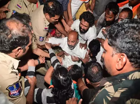 Bharat Jodo Yatra : సంగారెడ్డి జిల్లాలో భారత్ జోడో యాత్ర జోష్.. రాహుల్ పాదయాత్రలో ఆసక్తికర సన్నివేశాలు