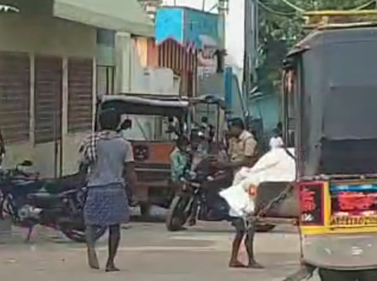 Kurnool : మామూలు తీసుకుంటూ వీడియోకి చిక్కిన కానిస్టేబుల్