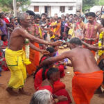“Breaking Coconut On Devotees’ Head!” : గిరిజన గ్రామంలో వింతాచారం