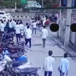 Khammam : శ్రీచైతన్య జూనియర్ కాలేజ్ ర్యాగింగ్.. రోడ్డుపై కర్రలతో రాడ్లతో కొట్టుకుంటూ..