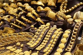 Gold Rates at May 25 : గుడ్ న్యూస్ .. భారీగా  తగ్గిన బంగారం ధర..