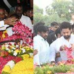 NTR : మహనీయుడి శతజయంతి.. బాలకృష్ణ, జూనియర్‌ ఎన్టీఆర్ నివాళులు..