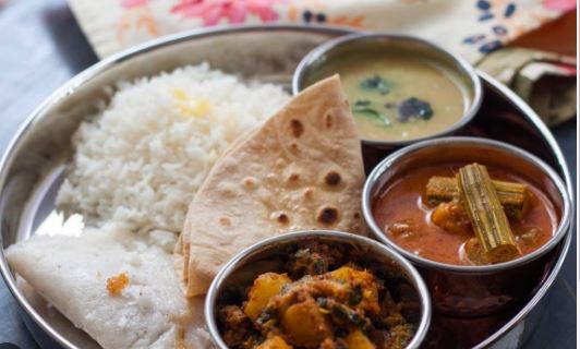 Eating : తిన్న తర్వాత మన కంచం మనం తీస్తే దోషమేనా ?