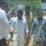 Farmers: రైతులకు సంకెళ్లు.. ఖాకీల క్రూరత్వం..