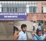Srikakulam : తొడగొట్టి మీడియాకు వార్నింగ్.. RMO అరాచకం పీక్స్..
