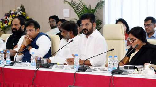 Christmas Celebrations: తెలుగు రాష్ట్రాల్లో ఘనంగా క్రిస్మస్ వేడుకలు.. విశ్వాసులతో కిక్కిరిసిన చర్చిలు