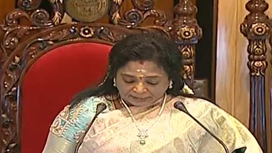 Nagole: నడి రోడ్డుపై కానిస్టేబుల్‌ దౌర్జన్యం.. నిలిచిపోయిన రాకపోకలు