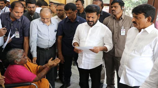 CM Revanth Reddy tweet : జనం కష్టాలు వింటూ.. కన్నీళ్లు తుడుస్తూ.. ప్రజా దర్బార్ పై రేవంత్ ఎమోషనల్ ట్వీట్..