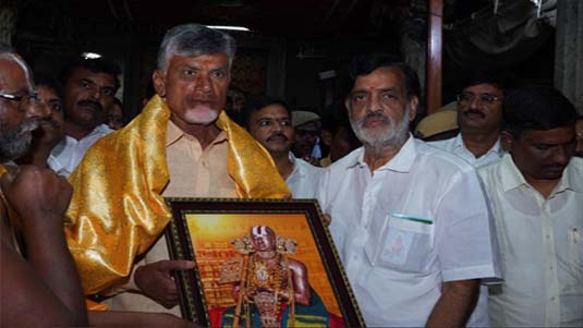 Chandrababu Naidu : కాంచీపురంలో టీడీపీ చీఫ్..  3000 ఏళ్ల నాటి ఆలయంలో చంద్రబాబు పూజలు..