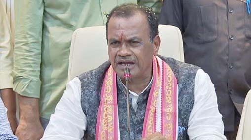 Minister KomatiReddy | రహదారులపై కేసీఆర్ శ్రద్ధ చూపలేదు.. ఆ కార్యాలయాలు కూల్చేస్తాం : మంత్రి కోమటిరెడ్డి