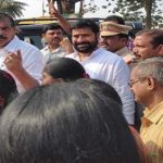 Botsa Satyanarayana : మంత్రి బొత్సకు నిరసన సెగ..  వాహనాన్ని అడ్డుకున్న అంగన్వాడీలు..