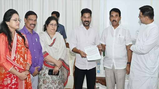 Municipal Employees Strike : ప్రభుత్వంతో చర్చలు సఫలం.. సమ్మె విరమించిన  మున్సిపల్ కార్మికులు..