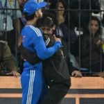 Virat Kohli Fan Moment : కోహ్లి వద్దకు దూసుకొచ్చిన అభిమాని.. వీడియో వైరల్..