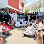 BRS MLAs Protested in Assembly: కాంగ్రెస్‌ వైఖరిపై బీఆర్‌ఎస్‌ ఎమ్మెల్యే ఆగ్రహం.. శాసనసభ ప్రాంగణంలో నిరసన..