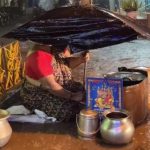 Women Sitting on Heavy Rain on Road: ఒంటరి మహిళ.. జోరు వానలో బజ్జీలు వేస్తూ.. మదిని కదిలిస్తున్న వైరల్ వీడియో