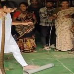 Girl Catch Snake: ఒంటిచేత్తో పామును పట్టేసిన అమ్మాయి..! ఏ మాత్రం భయం లేకుండా..?