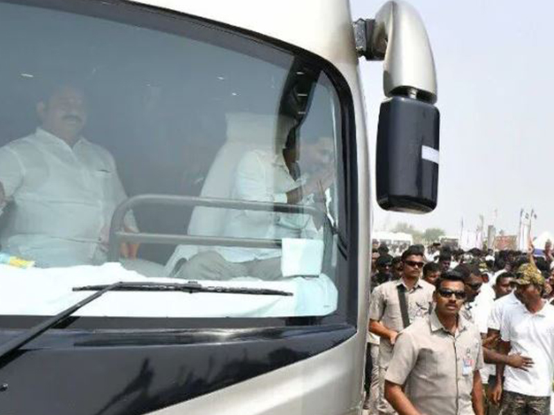 CM Jagan Bus Yatra: అదే సెంటిమెంట్.. జనంలోకి జగన్.. పరదాల మాటేంటి ..?