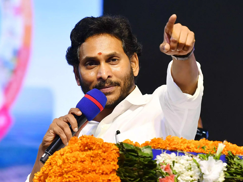 Brown Snake in Cupboard: చెడ్డీల పెట్టెలో పాము.. చూసి గుండె ఆగినంత పనైంది!