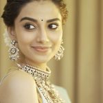 Meenakshi Chaudhary: అక్షాలతో కవ్విస్తోన్న మీనాక్షి.. సొగసు చూడతరమా..