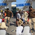 Police Officer Beats Muslims : నమాజ్ చేస్తున్న ముస్లింలను కాలితో తన్నిన పోలీస్.. నెట్టింట దుమారం రేపుతున్న వీడియో