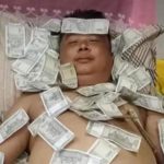 Viral : ట్రెండింగ్ పిక్.. నోట్లకుప్పలపై నిద్రిస్తున్న పొలిటీషియన్!