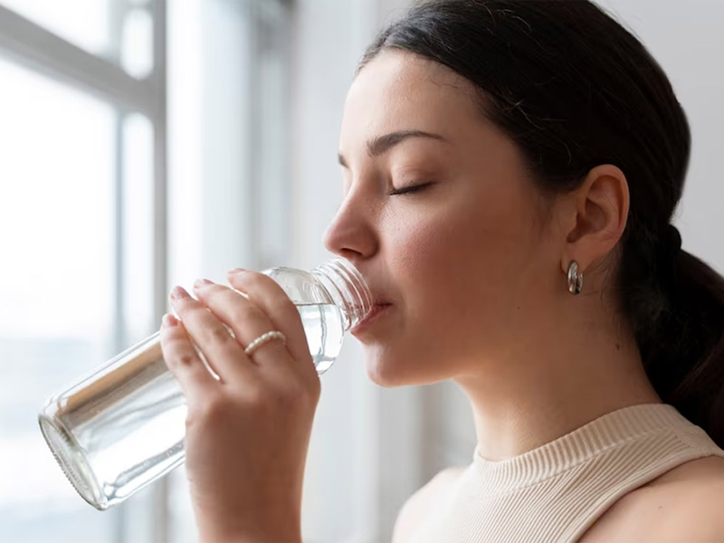 Fridge Water: ఎండలో తిరిగి వచ్చి ఫ్రిడ్జ్ నీళ్లు తాగుతున్నారా? అయితే మీరు  డేంజర్‌లో ఉన్నట్లే