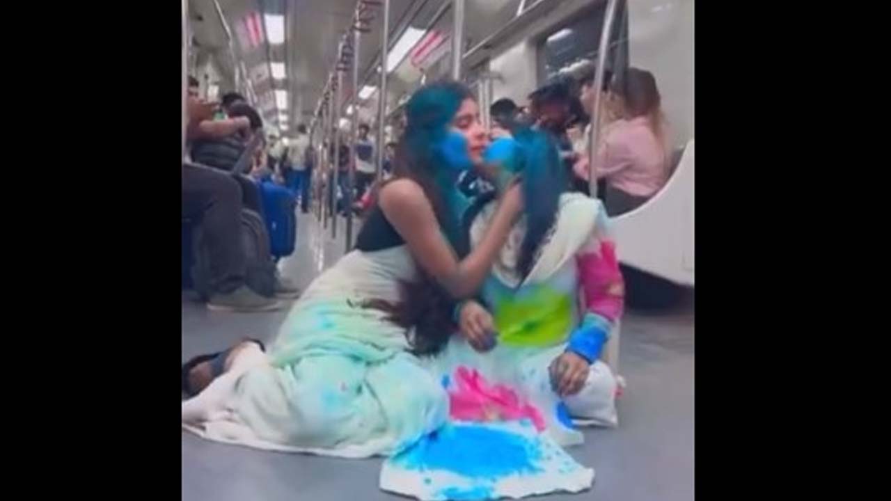 Delhi Metro Viral Video