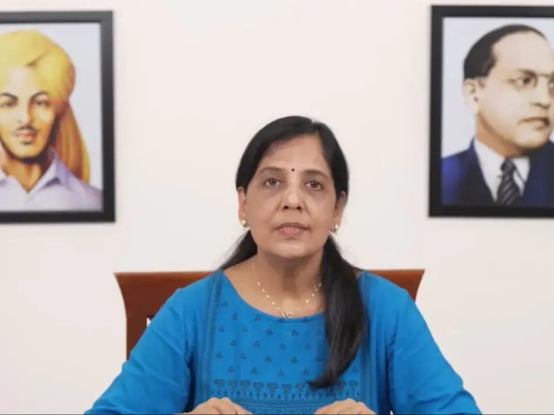 Sunita Kejriwal Started WhatsApp Campaign: కేజ్రీవాల్‌‌కు మద్దతుగా ప్రచారం.. వాట్సాప్ నెంబర్ షేర్ చేసిన సతీమణి!