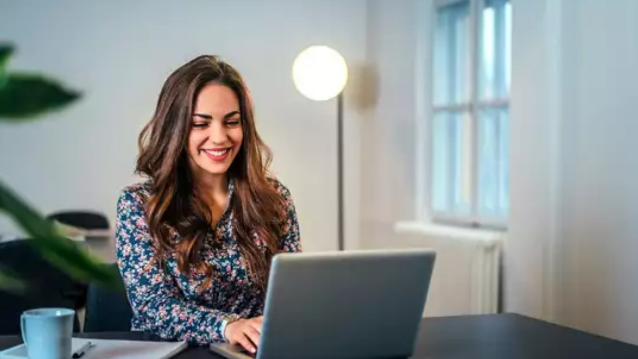 Office Vastu Tips: ఆఫీస్​లో వాస్తు నియమాలు పాటిస్తే.. మీ గెలుపుకు తిరుగే లేదు!
