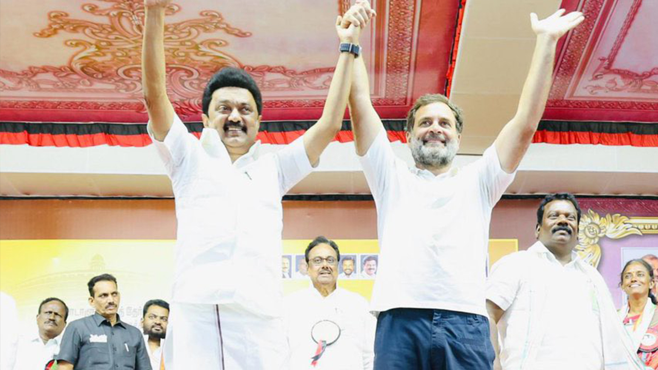 Rahul buying Sweet: స్టాలిన్ కోసం.. రాహుల్ కాన్వాయ్ ఆపి...
