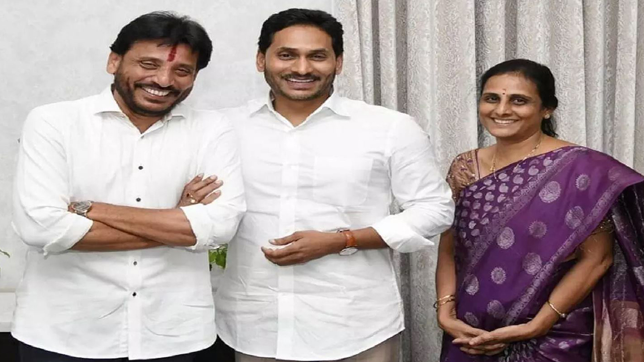 Tekkali Ysrcp Duvvada srinivas wife vani to contest assembly elections as independent