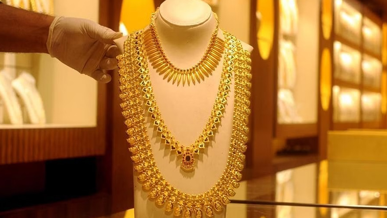 Rahul buying Sweet: స్టాలిన్ కోసం.. రాహుల్ కాన్వాయ్ ఆపి...