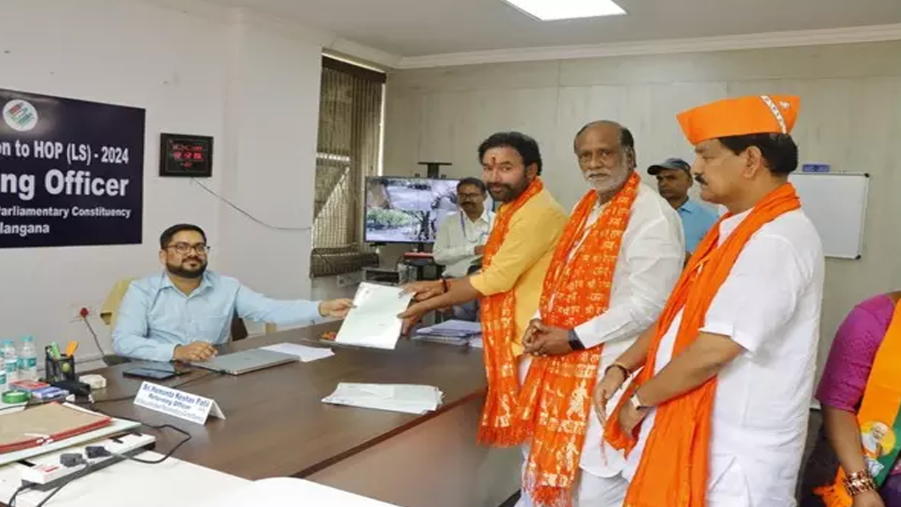 EC Notices to Sharmila: వివేకా హత్యకేసులో వ్యాఖ్యలు.. షర్మిలకు ఈసీ నోటీసులు!