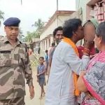 Khagen Murmu: ఇదేం ఎన్నికల ప్రచారం దొర.. మహిళకు ముద్దు పెట్టిన బీజేపీ అభ్యర్థి.. వైరల్ పిక్!
