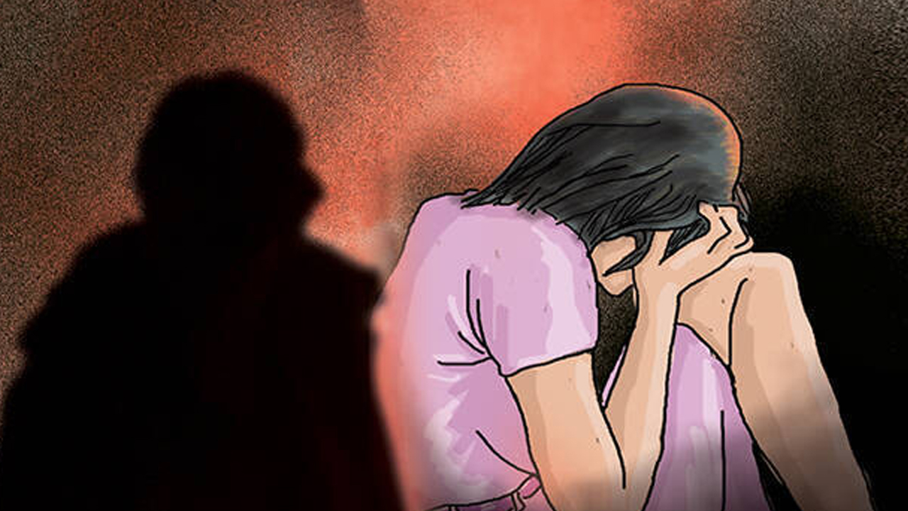 Girl Harassed By Boyfriend: ఆస్తి కోసం ఇంత దారుణమా..? బెల్టుతో కొట్టి.. నోటిలో ఫెవిక్విక్ పోసి, గాయాలపై కారం చల్లి..