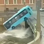 Bus fall Into River In Russia: రష్యా.. నదిలోకి దూసుకెళ్లిన బస్సు, 20 గంటలపాటు