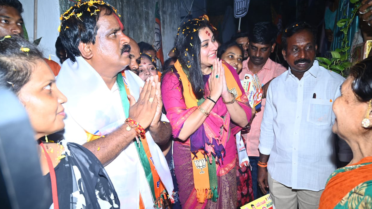 Actress Namitha Campaign in Visakha south for NDA Candidates