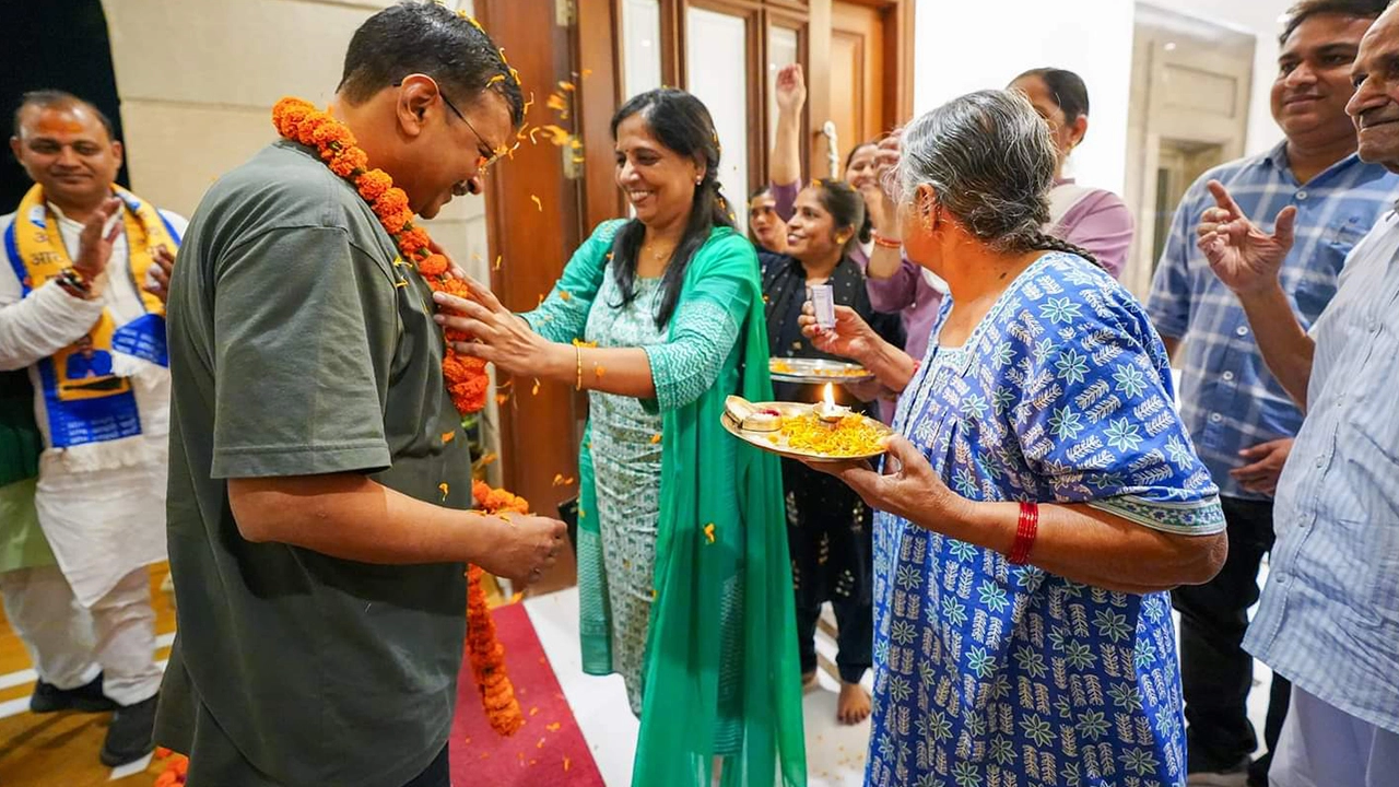 Kejriwal takes blessing from his parents at home 