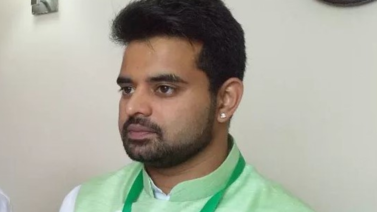 Prajwal Revanna: 'నోనో.. ఫస్ట్ అరెస్ట్.. ఆ తర్వాతే ఎంక్వైరీ'