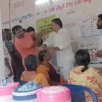 YCP Candidate Manhandling on Voter:  పోలింగ్ బూత్ వద్ద దారుణం.. ఓటర్‌ని కొట్టిన వైసీపీ అభ్యర్థి శివకుమార్..!