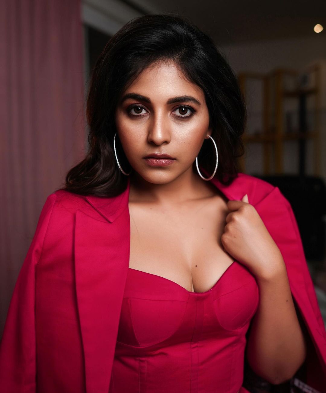 Gangs of Godavari Actress Anjali: విశ్వక్ సేన్ బ్యూటీ అంజలి అందాల జాతర.. తెలుగు అందం ఉట్టిపడుతుంది