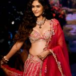 Mrunal Thakur Hot Looks: బాంబే టైమ్స్ ఫ్యాషన్‌లో మృణాల్ హాట్ లుక్స్ అదుర్స్..