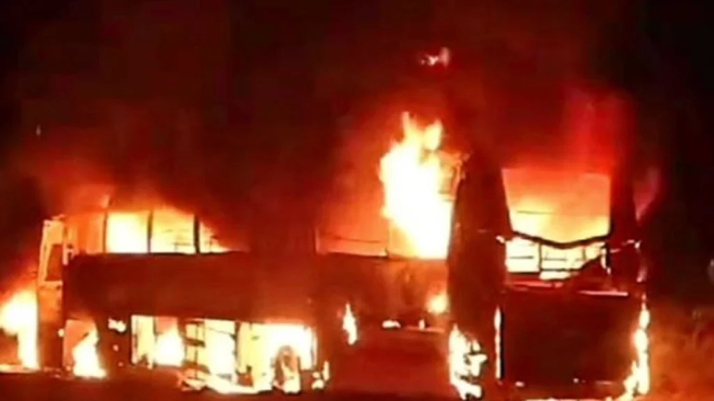 tipper hit to travel bus at palnadu 5 people burn dead