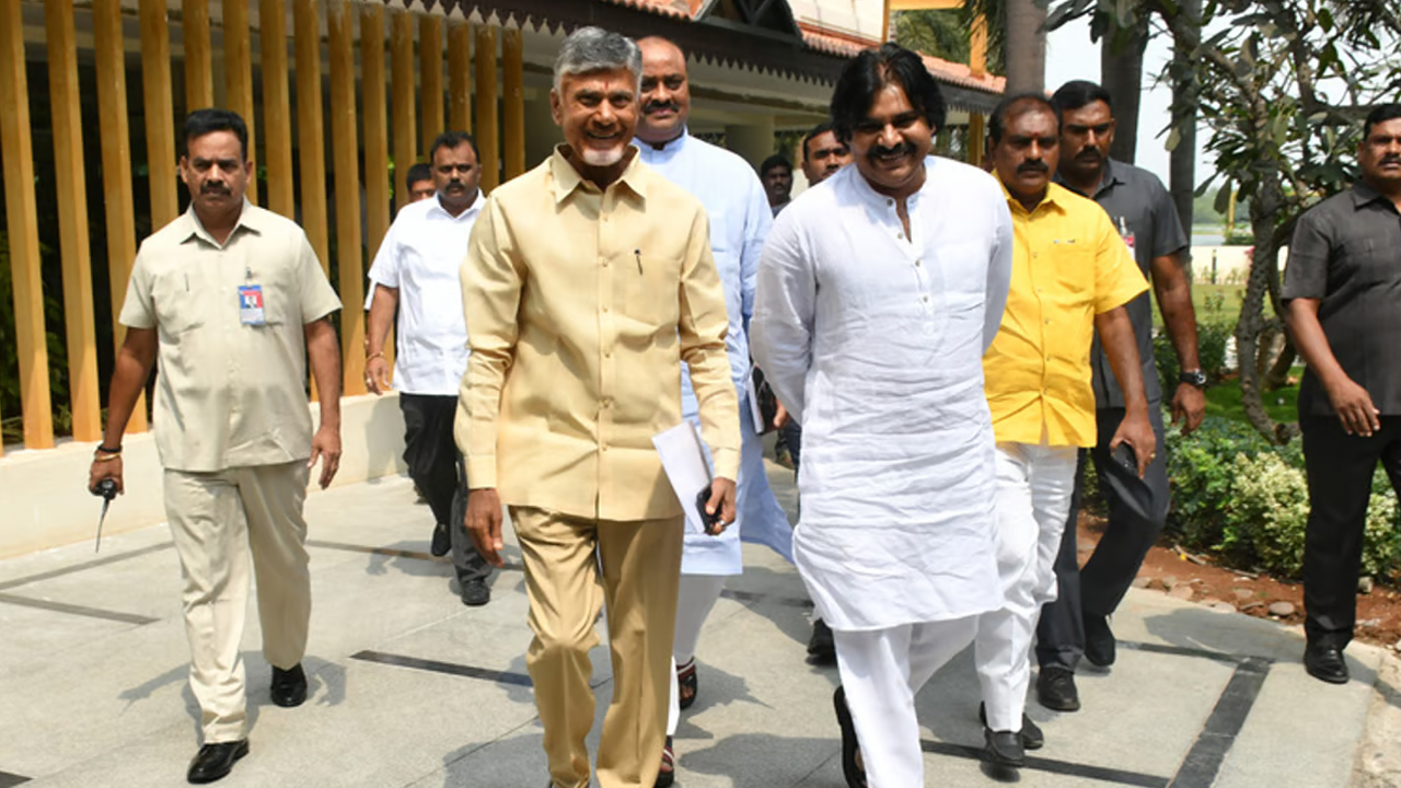 Pawan Kalyan: పవన్ కు హారతి ఇచ్చి విజయ తిలకం దిద్దిన భార్య.. వీడియో వైరల్
