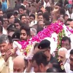 Chandrababu @ Ramoji Raos Funeral: రామోజీరావు పాడి మోసిన చంద్రబాబు.. ముగిసిన అంత్యక్రియలు! (వీడియో)