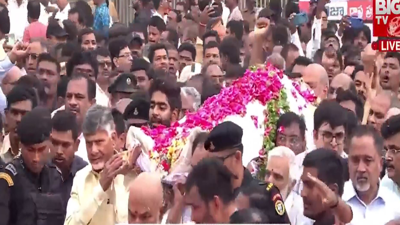 Chandrababu @ Ramoji Raos Funeral: రామోజీరావు పాడి మోసిన చంద్రబాబు.. ముగిసిన అంత్యక్రియలు! (వీడియో)